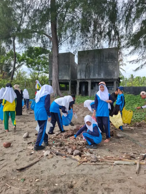 Tutup Rangkaian MPLS 2026, SMA Negeri 1 Kuala Gelar Outbound Edukatif di Laut Krueng Juli Timu