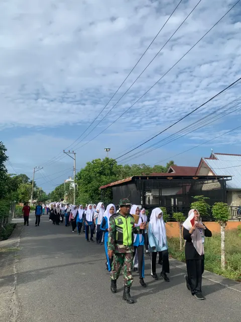 Tutup Rangkaian MPLS 2026, SMA Negeri 1 Kuala Gelar Outbound Edukatif di Laut Krueng Juli Timu