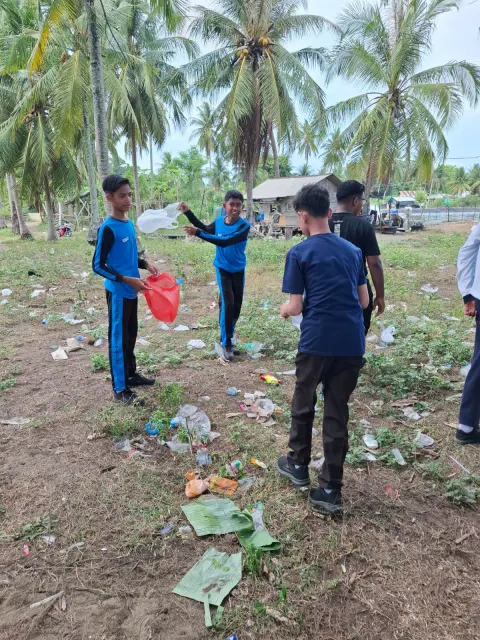 Tutup Rangkaian MPLS 2026, SMA Negeri 1 Kuala Gelar Outbound Edukatif di Laut Krueng Juli Timu