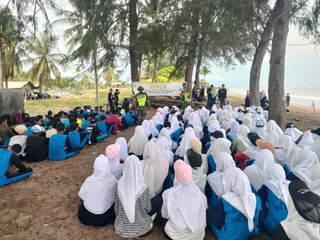 Tutup Rangkaian MPLS 2026, SMA Negeri 1 Kuala Gelar Outbound Edukatif di Laut Krueng Juli Timu