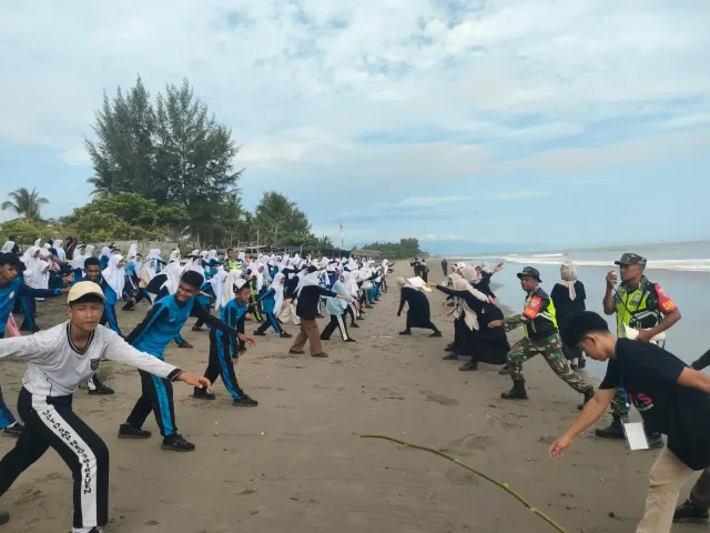 Tutup Rangkaian MPLS 2026, SMA Negeri 1 Kuala Gelar Outbound Edukatif di Laut Krueng Juli Timu