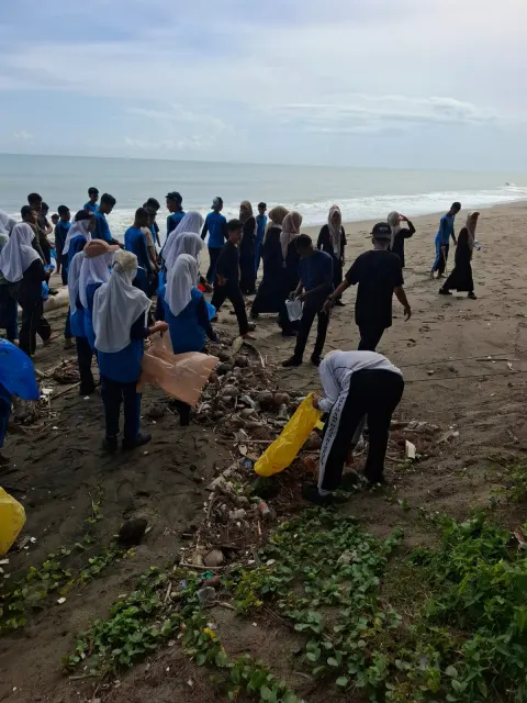 Tutup Rangkaian MPLS 2026, SMA Negeri 1 Kuala Gelar Outbound Edukatif di Laut Krueng Juli Timu