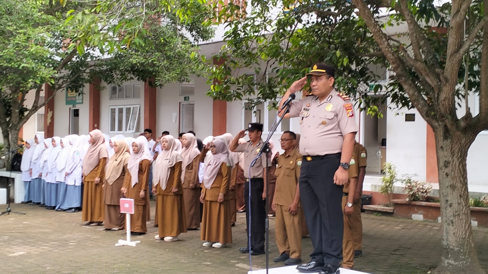 Kapolsek Kota Juang Pimpin Apel Pagi dan Sosialisasikan Bahaya Kenakalan Remaja serta Penyalahgunaan Narkoba di SMA Negeri 1 Kuala