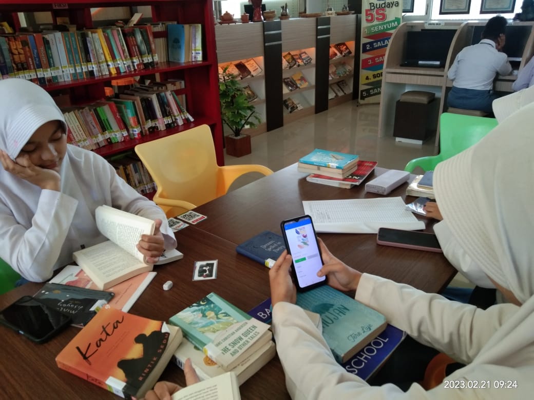 SMAN 1 Kuala Luncurkan Program Pojok Literasi Digital di Perpustakaan